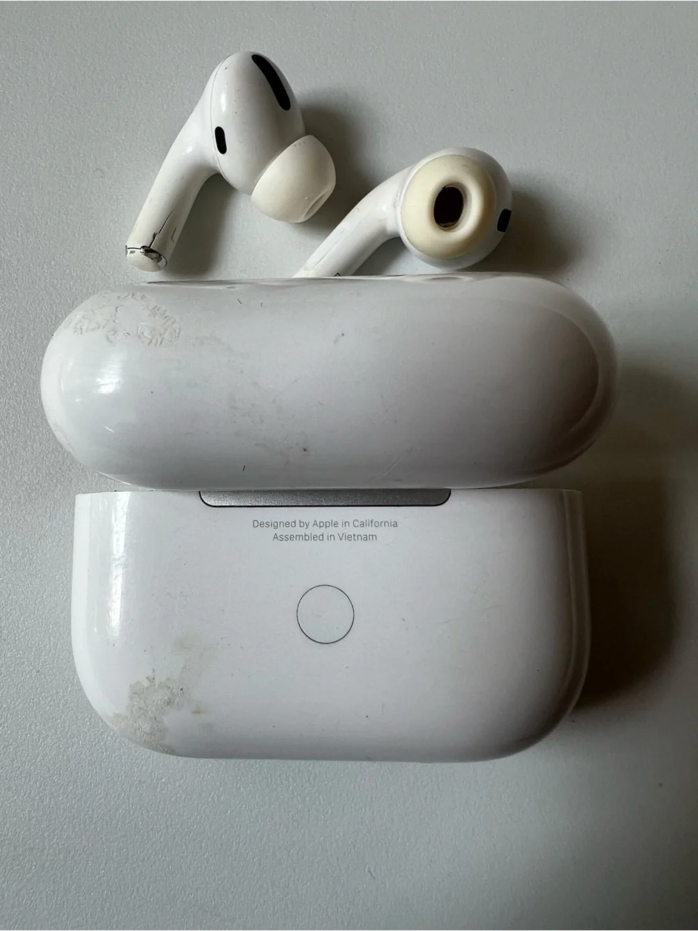 Apple AirPods Charging Case with White Earbuds for Parts Not Working